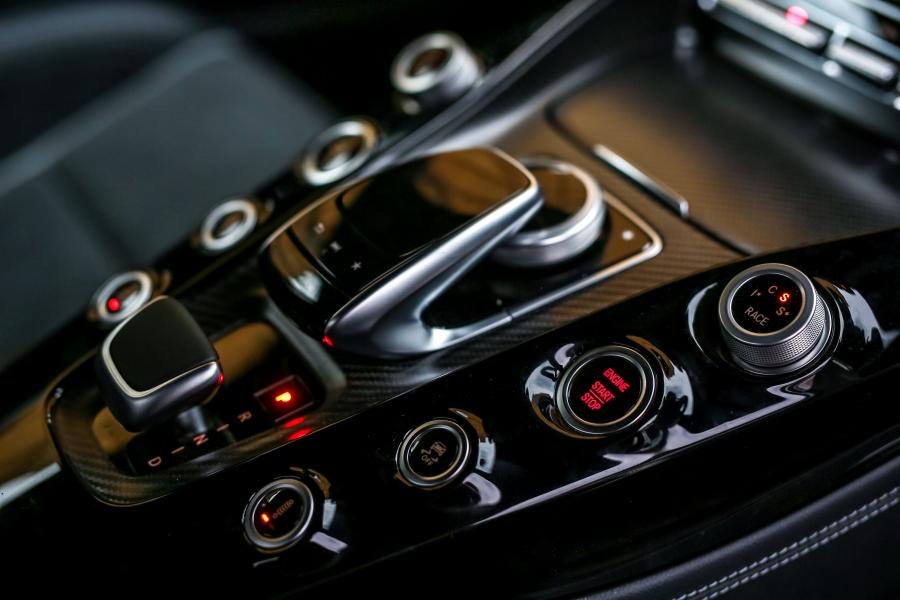 Детали интерьера Mercedes-AMG GT R (C190) 2017 года  (MY) (фото 12 из 25)